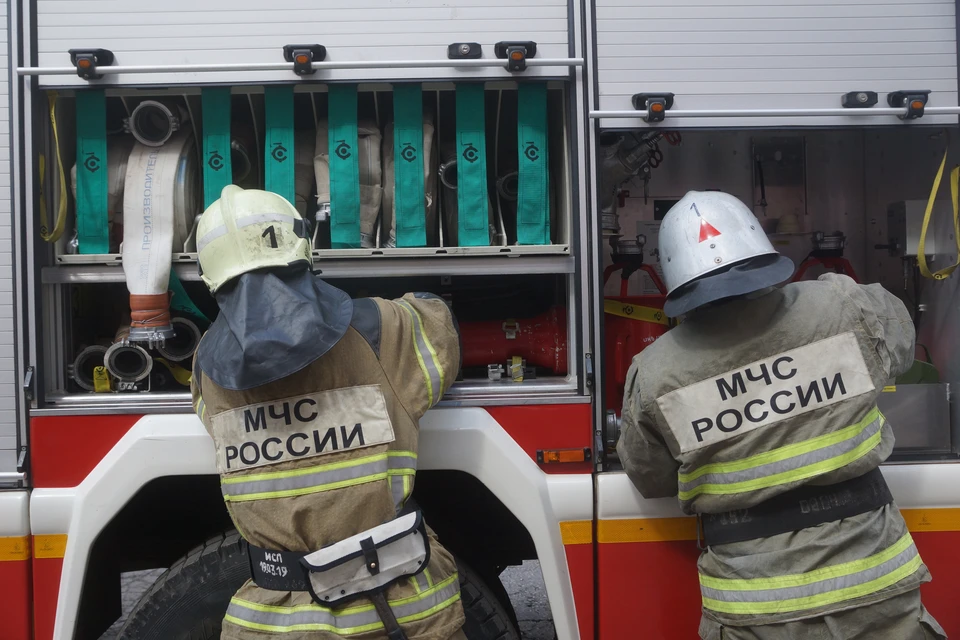 Во время тушения пожарные спасли человека