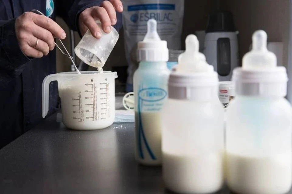 США начали экстренный ввоз из Европы молочных смесей для новорожденных Фото: Сергей Бобылев/ТАСС