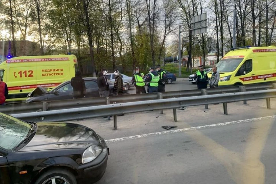 В ДТП на Московском проспекте столкнулись пять машин. ФОТО: читатель КП