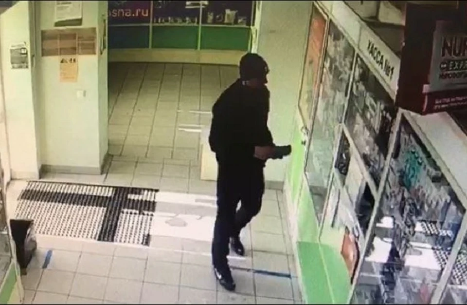 Полицейские заметили молодого человека, который нашел кошелек и забрал его себе. Фото: МУ МВД "Нижнетагильское"