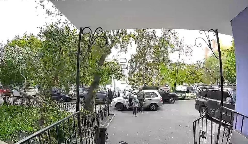 Водитель оглядел пострадавшего ребенка, но скорую и полицию вызывать не стал. Кадр с камеры наблюдения. Фото: ГИБДД Челябинска