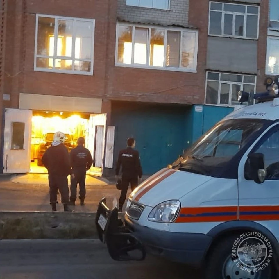 В Томске спасатели помогли выбраться женщине с ребенком из квартиры, куда поступал угарный газ. Фото: ПСС
