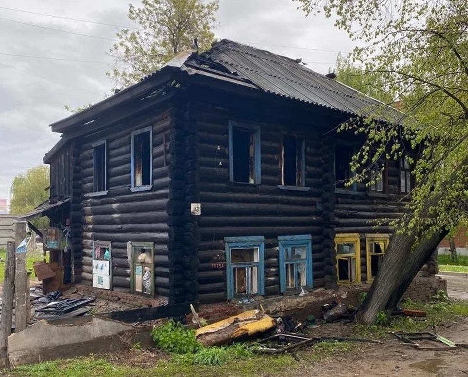 В ночь с 22 на 23 мая на улице Сивкова в Ижевске загорелся нежилой дом. Фото: СУ СКР по УР