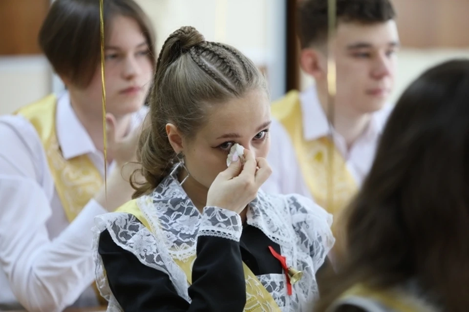 В Ростове сити-менеджер поздравил выпускников с последним звонком.