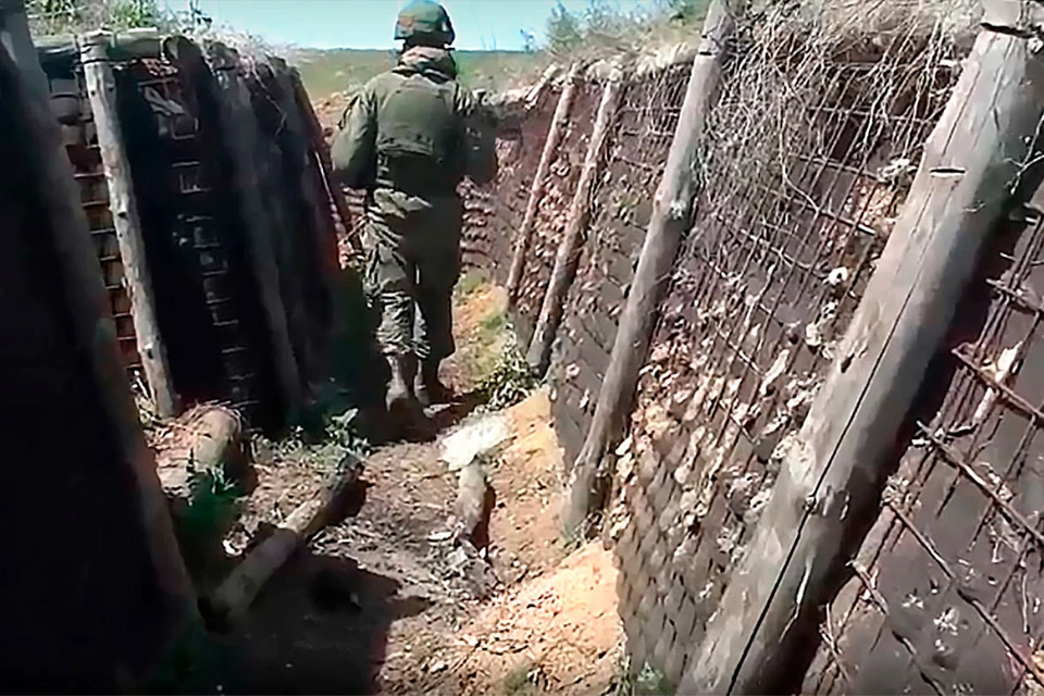 Минобороны России демонстрирует кадры захваченных передовых подразделений Воздушно-десантных войск укрепленных позиций Вооруженных сил Украины (ВСУ) на Донбассе.