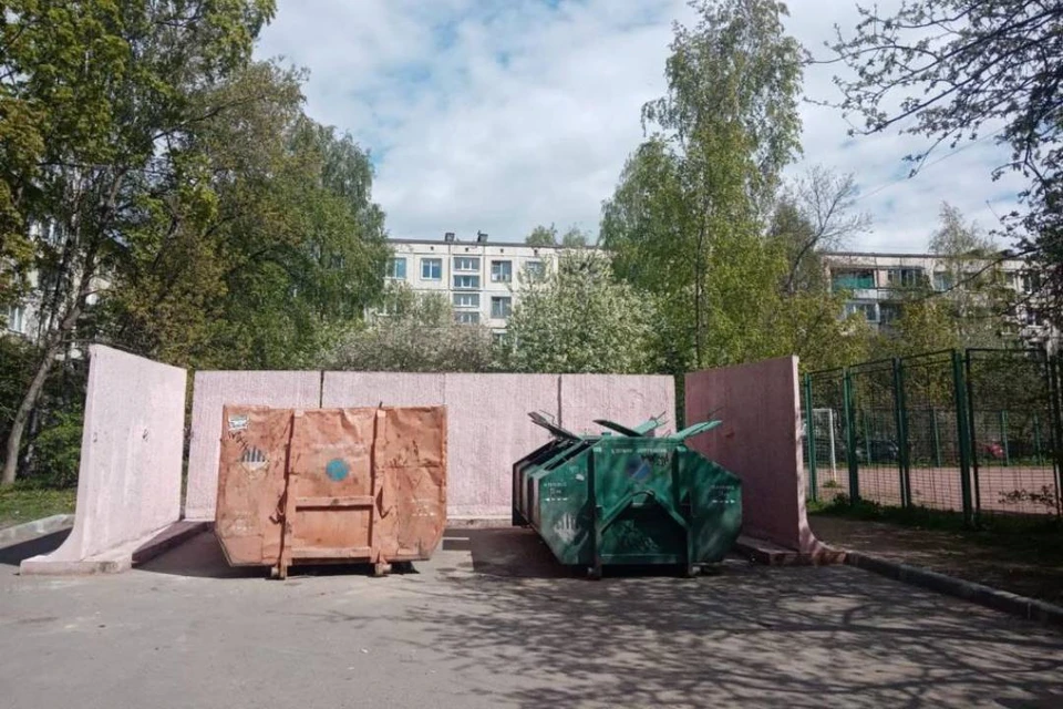 По закону, оператор должен загрузить отходы в мусоровоз и увезти их в специальное место. Фото: пресс-служба НЭО.