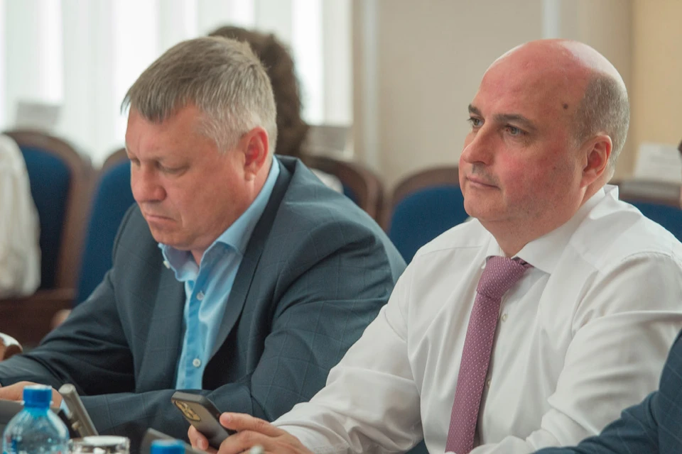 Игорь Кудин (на фото справа) подчеркнул важность депутатского контроля. Фото: Предоставлено Советом депутатов города Новосибирска