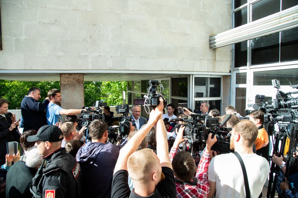 Журналисты "бросили" прокурора и побежали брать интервью у Игоря Додона, ни во что "обвинителя" не ставят