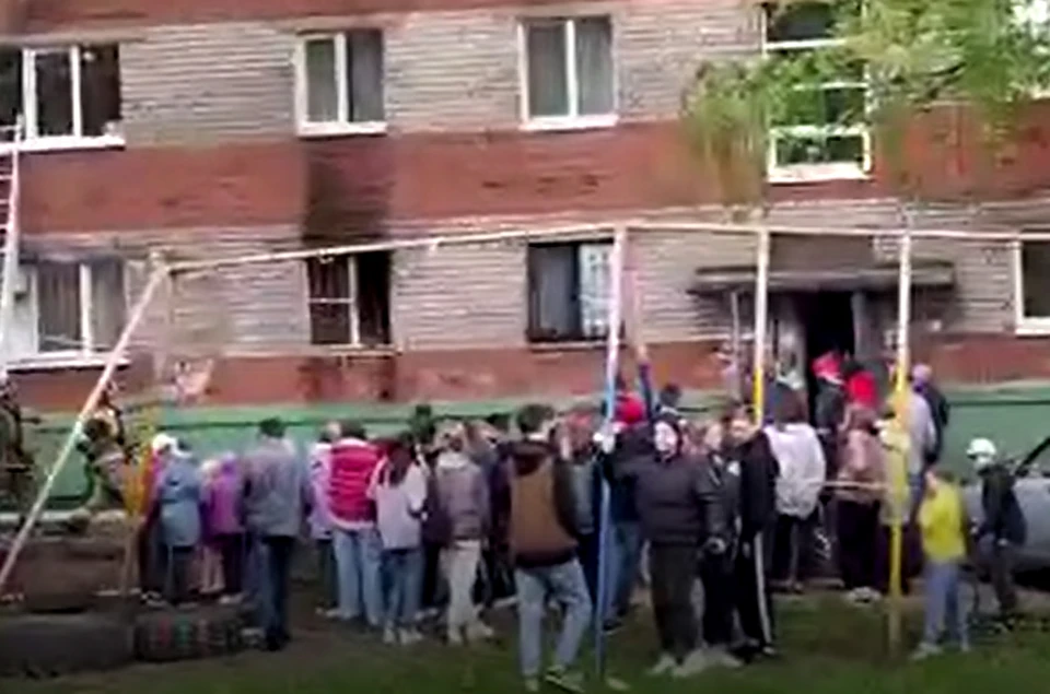 Жильцов дома на ул. Буммашевской в Ижевске эвакуировали из-за задымления. Фото: ГУ МЧС по Удмуртии со ссылкой на ИГГС «ВКонтакте»