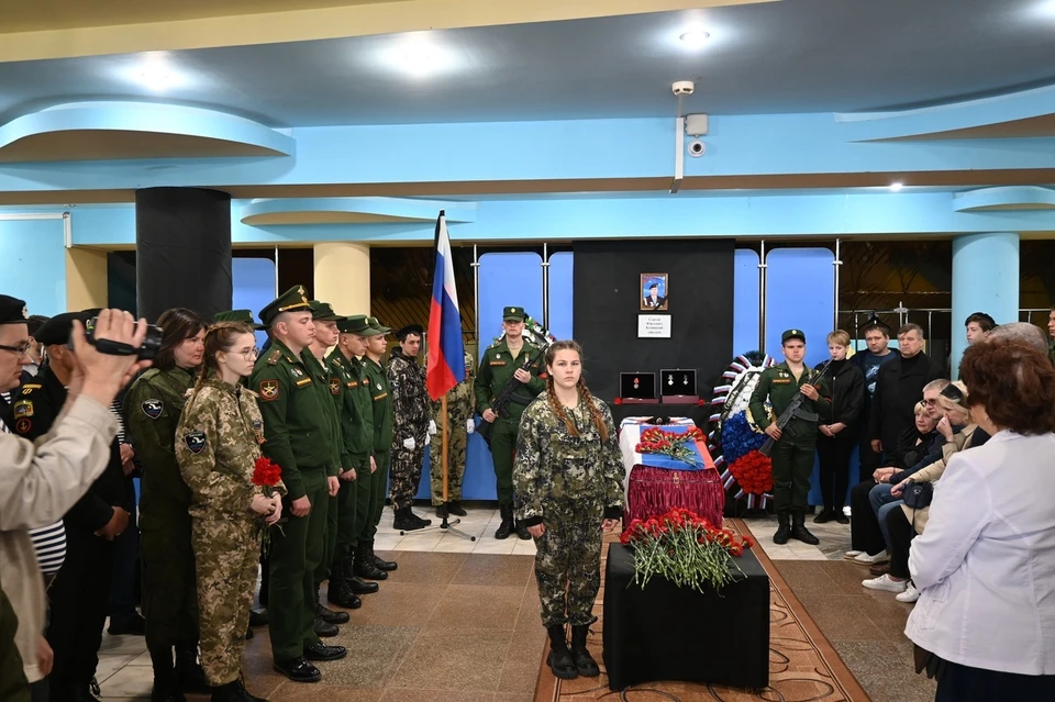 Военного со всеми положенными почестями проводили в последний путь сегодня, 27 мая