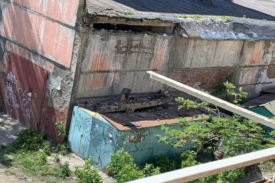 В Новосибирске у тепловой станции обрушился козырек. Фото: "АСТ-54"