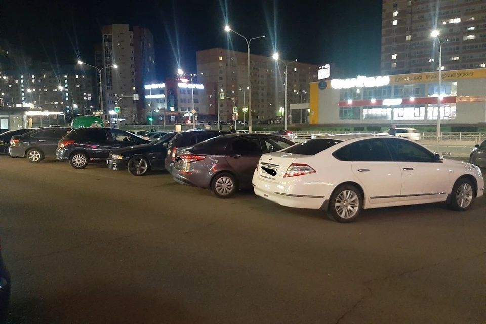 На парковке куча машин. И почти из каждой играет громкая музыка