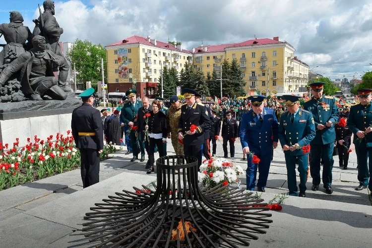 В Брянске на площади Партизан почтили память героев-пограничников