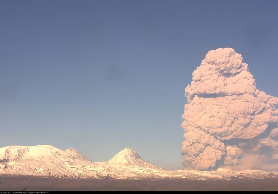 Извержение вулкана Безымянный. Фото: Telegram-канал KBGSRAS