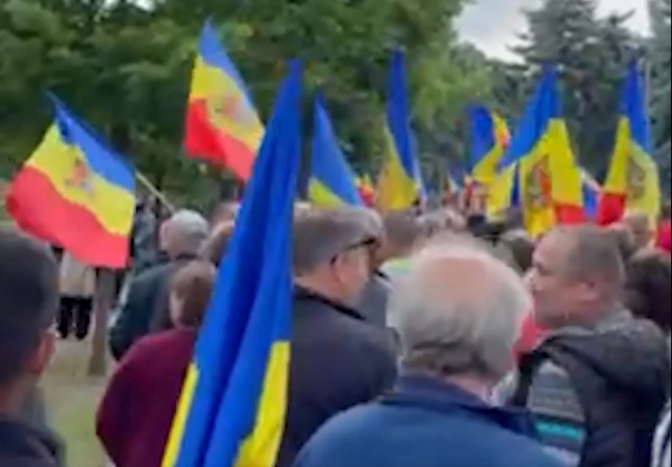Антиправительственный митинг проходит у здания парламента в Кишиневе