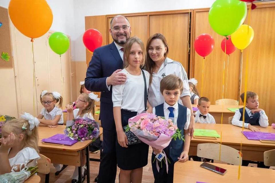 Константин Шестаков с семьей.
