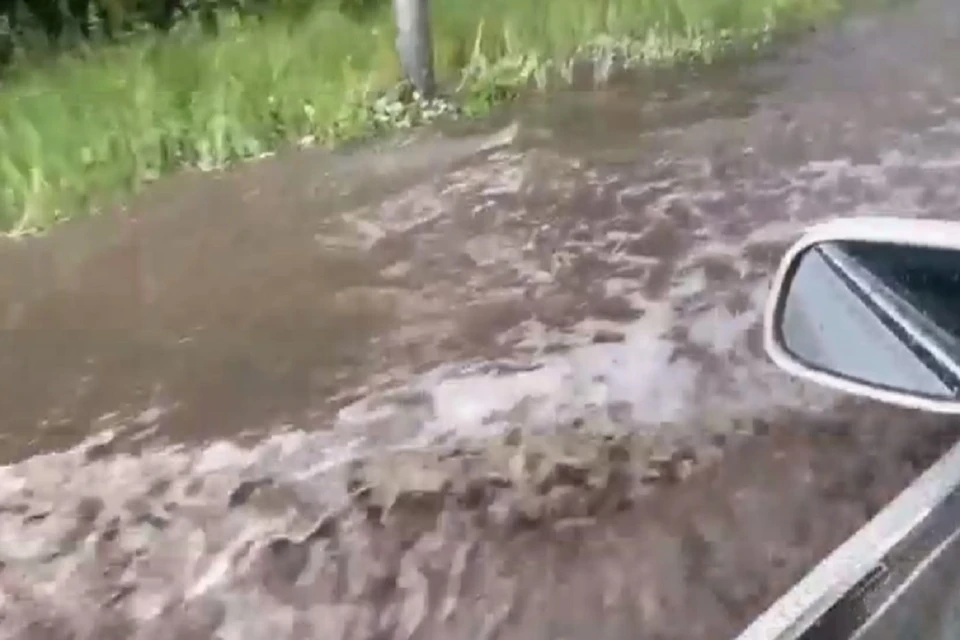 В Новосибирске водители плывут по дорогам после мощного ливня с градом. Фото: стоп-кадр.