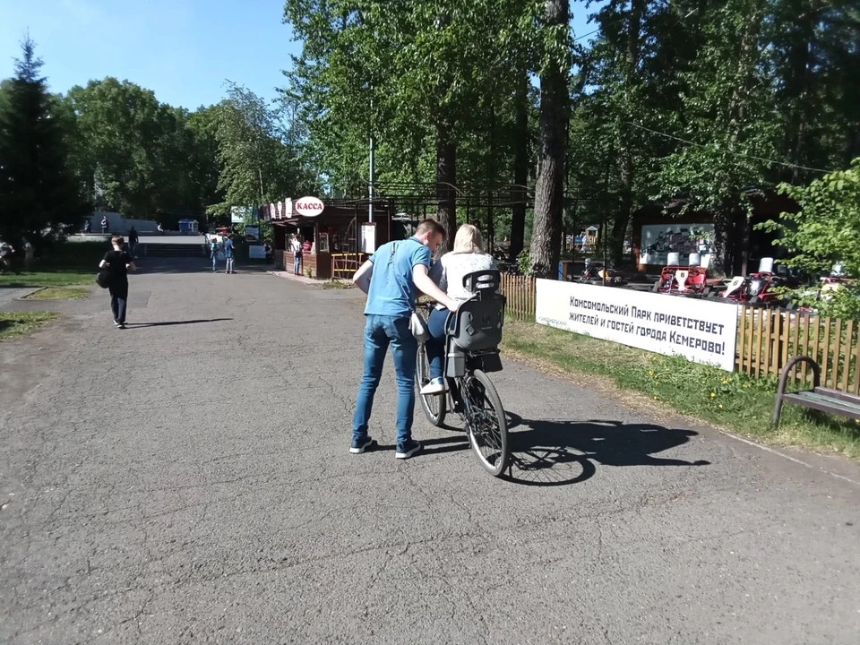 Асфальт в парке разбит, сломанные качели не чинят