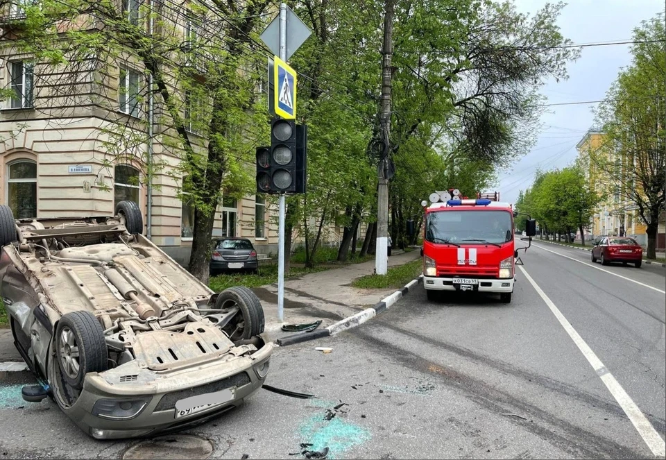 Одна из машин опрокинулась на крышу Фото: УГИБДД России по Тверской области
