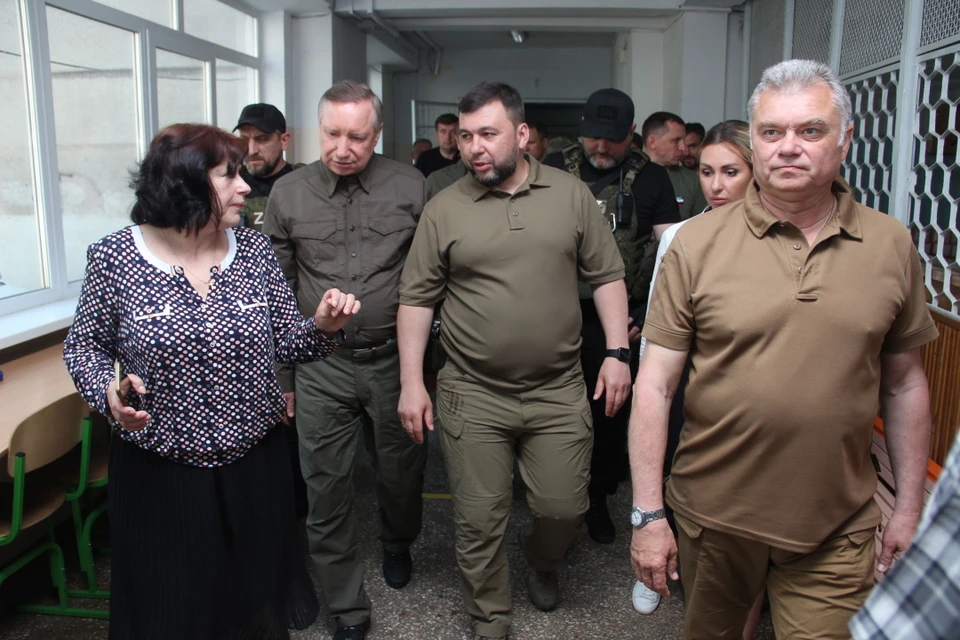 Беглов осмотрел разрушенный драмтеатр в Мариуполе и пообещал его восстановить. Фото: Смольный