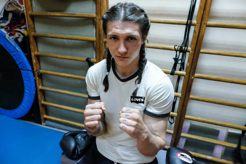 Самую красивую боксершу Казахстана осудили за фото в саукеле