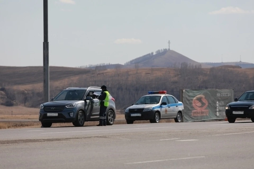 Крымские пограничники в автомобильных пунктах пропуска на границе с Украиной пресекли 12 попыток дачи взятки