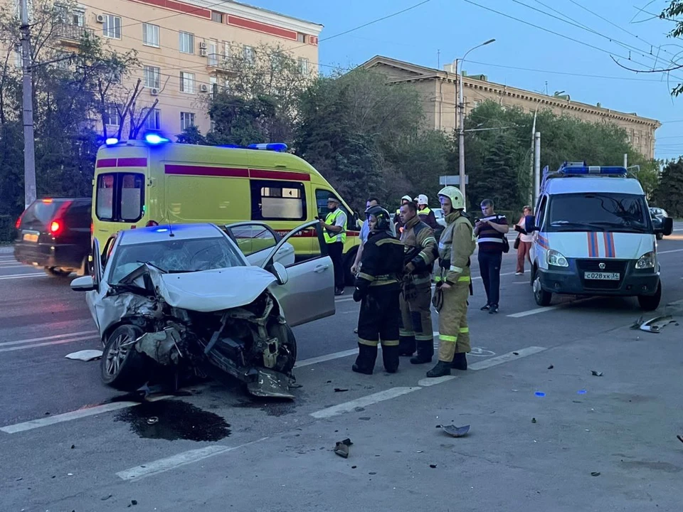 Обе машины сильно повреждены.