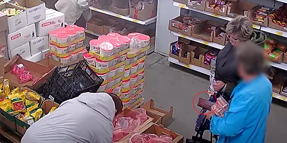 Женщина забрала кошелек и продолжила спокойно выбирать продукты.