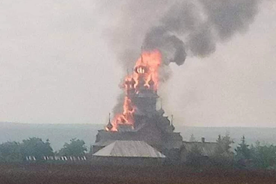 Украинские боевики подожгли деревянный скит Свято-Успенской Святогорской лавры. Фото: социальные сети.