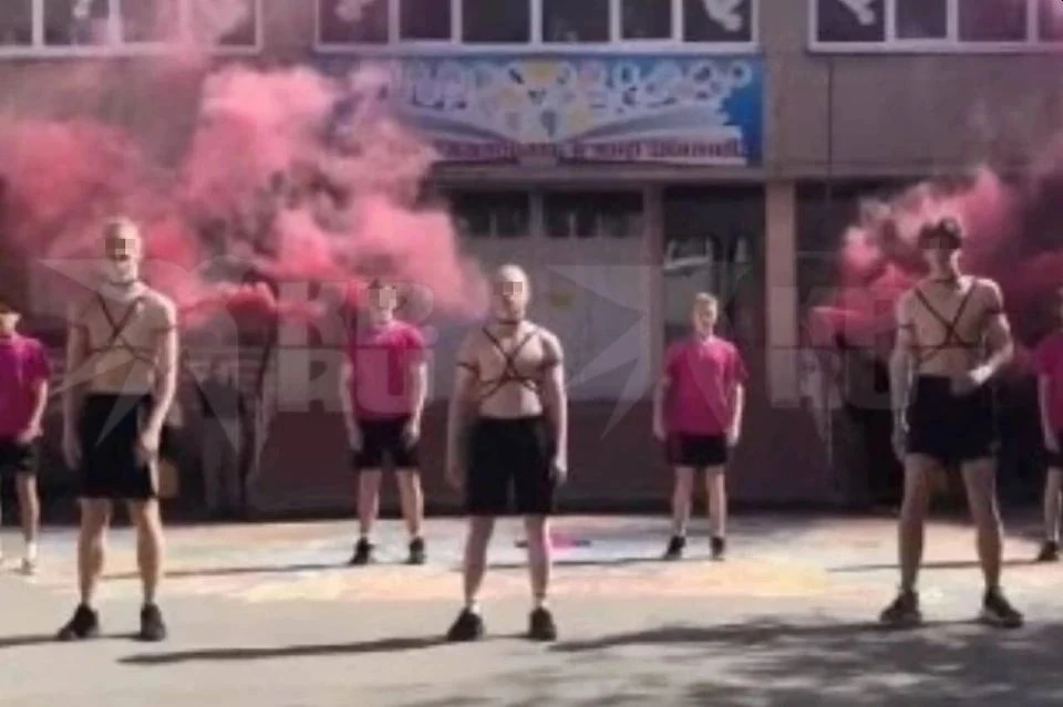 Молодые люди станцевали пародию на современную эстраду. В их выступлении некоторые разглядели элементы ЛГБТ-пропаганды. Фото: кадр с видеозаписи