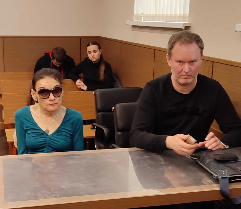 Мария Баталова в суде со своим помощником.