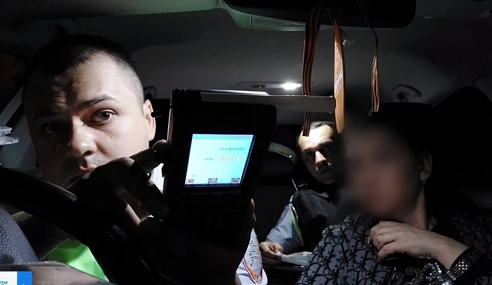 В отношении автомобилистки возбудили уголовное дело за повторное управление автомобилем в нетрезвом виде. скриншот видео.