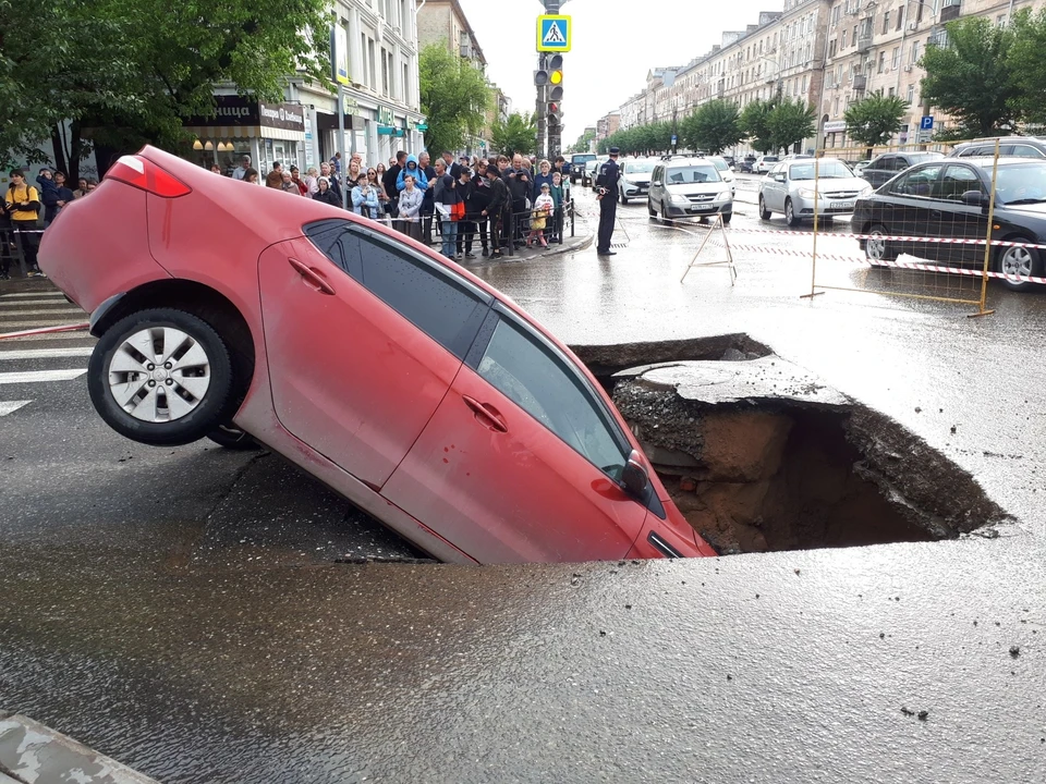 Автомобиль достали из ямы при помощи автокрана