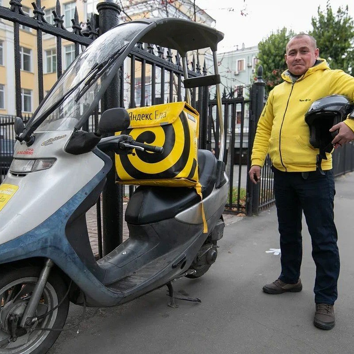 Курьерам-партнерам Яндекс Еды и Лавки оплатят покупку страховых полисов -  KP.RU