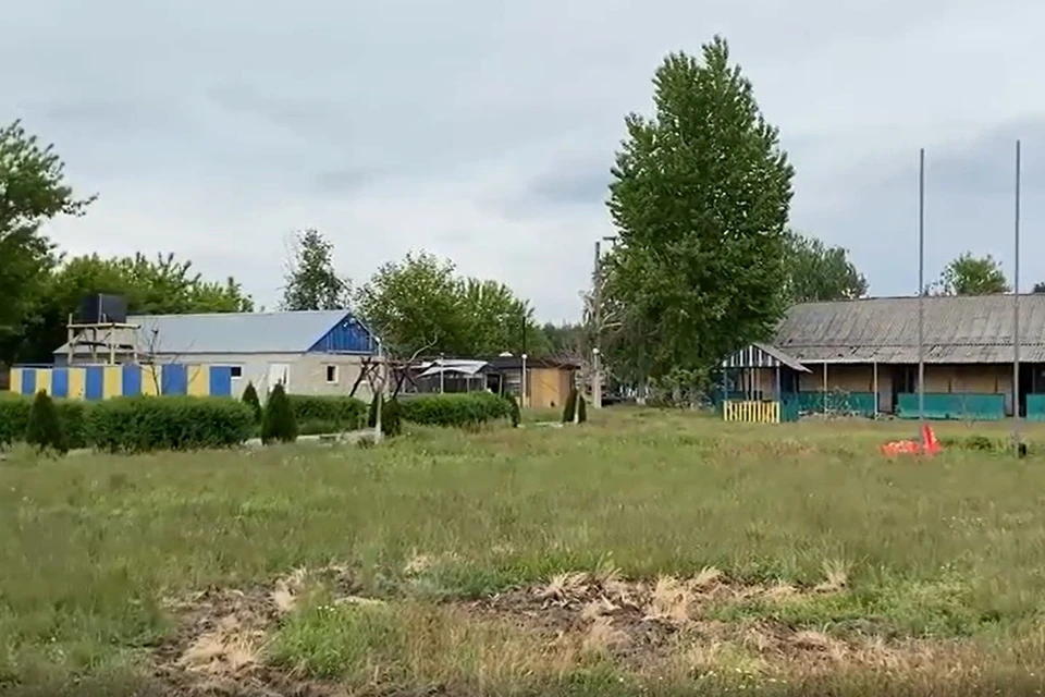 Минобороны России опубликовало кадры из найденного под освобожденным Красным Лиманом бывшего пионерлагеря, который последние дни использовался киевскими нацистами как командный пункт.