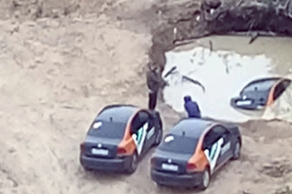 Новосибирцы утопили в глубокой луже автомобиль каршеринга. Фото: "АСТ-54".