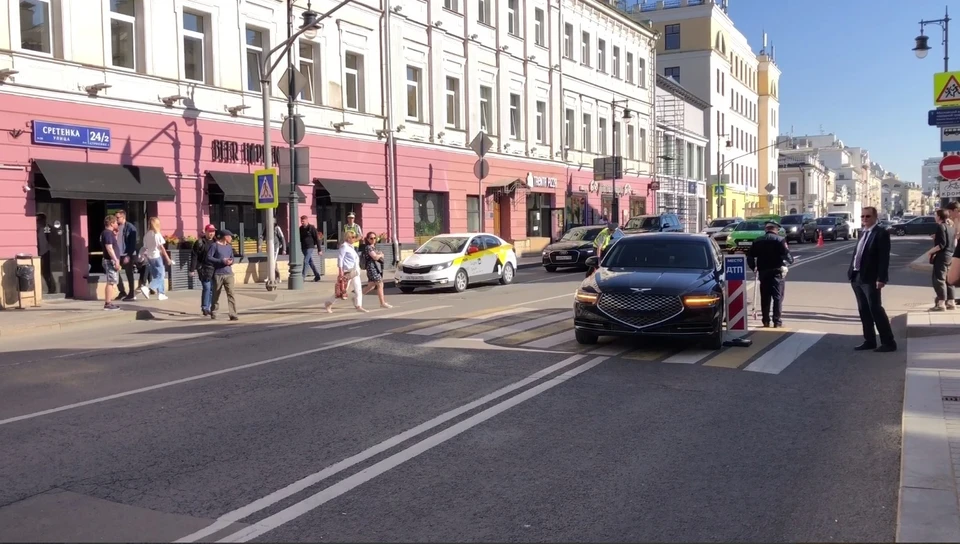 В центре Москвы автомобиль с госномерами сбил велосипедиста на пешеходном переходе.