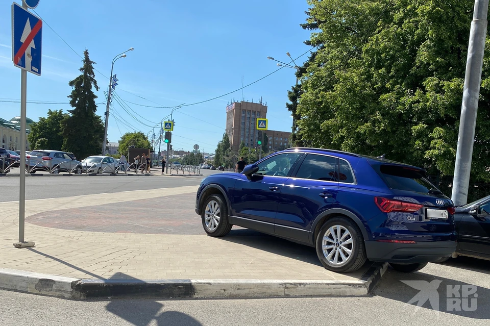 В центре Рязани Audi Q3 нагло припарковался на тротуаре у пункта полиции.