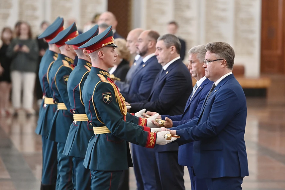 Церемония вручения Мечей Победы. На переднем плане мэр Воронежа Вадим Кстенин.