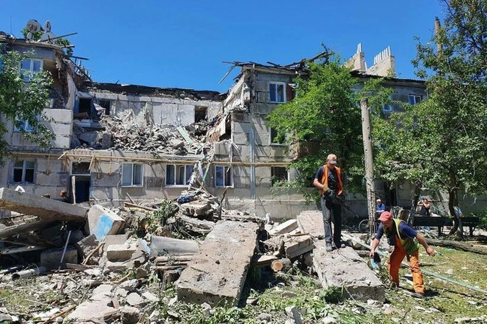 В одном из домов обрушились два верхних этажа - из-под завалов спасатели достали тела 13 человек. Фото: АГ ЛНР
