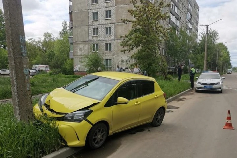 В столб врезалась желтая Toyota Vitz. Фото: ОГИБДД по Комсомольску-на-Амуре