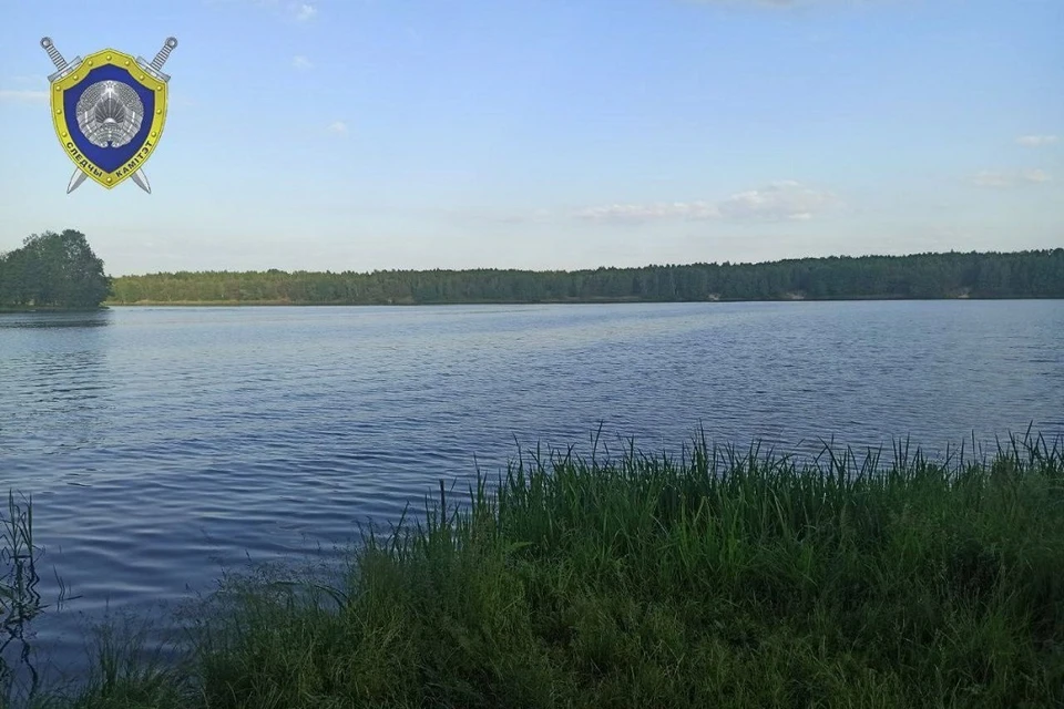 На озере мужчина на катере наехал на ребенка на матрасе. Фото: СК