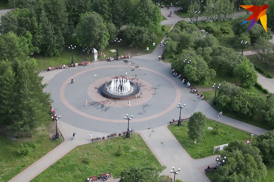 Хоть в Мурманске совсем не жарко и на дворе даже не 2 августа, находятся смельчаки, которые решают искупаться с фонтане.