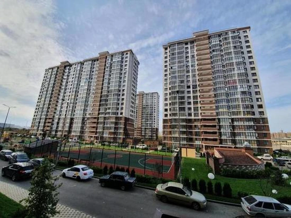 Тело мужчины обнаружили на асфальте. Фото: MORESEZON.RU