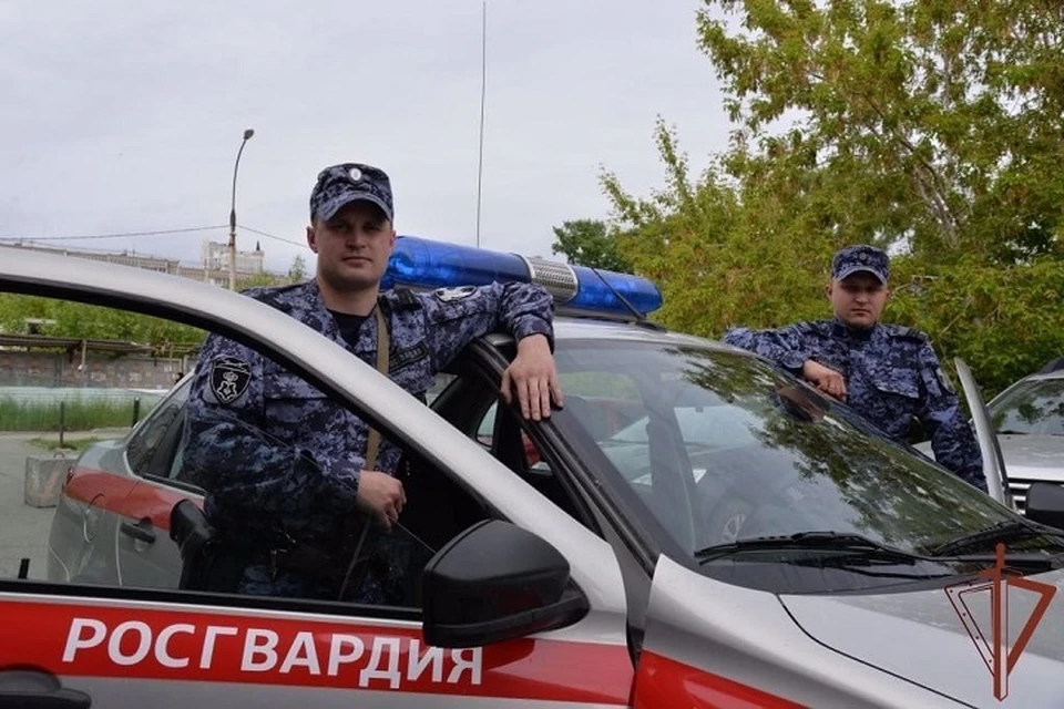 Сотрудники Росгвардии первыми прибыли на место ЧП. Фото: пресс-служба ведомства