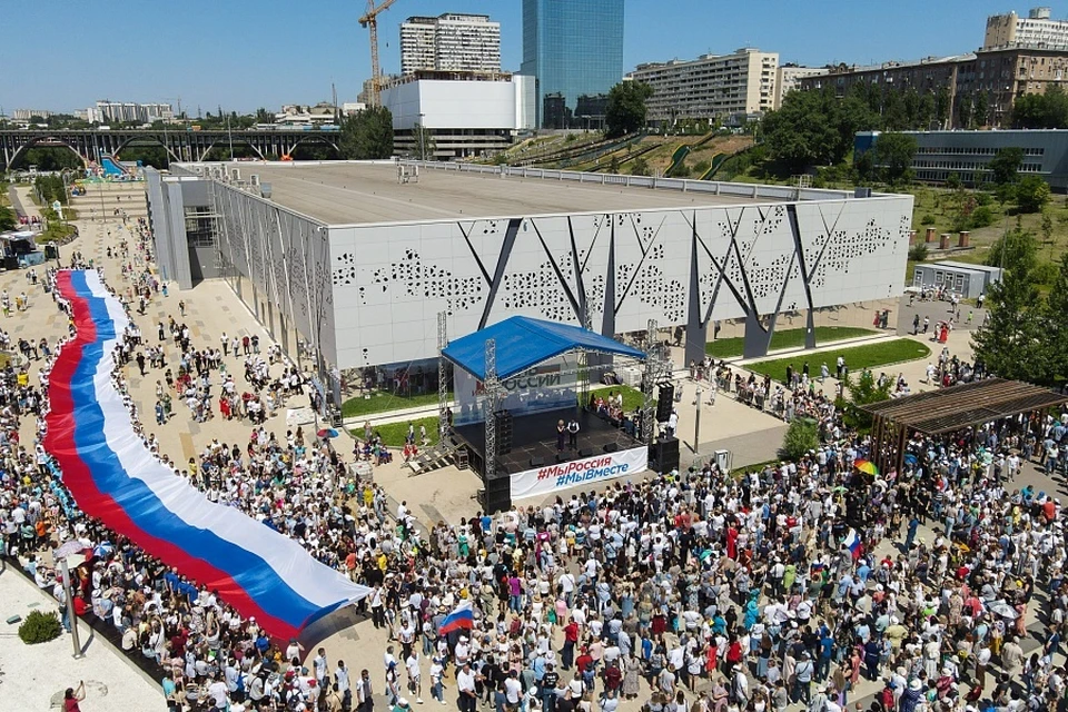 В пойме развернули 60-метровый флаг. Фото: администрация Волгоградской области.
