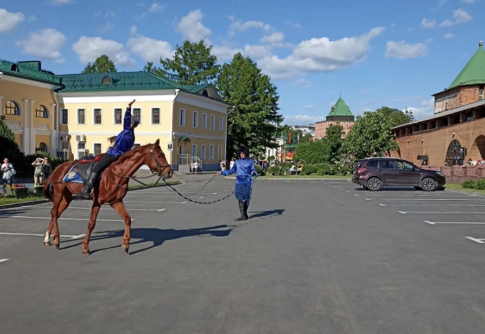 Конное казачье представление прошло в Нижегородском кремле. ФОТО: НРО "Волонтеры победы"