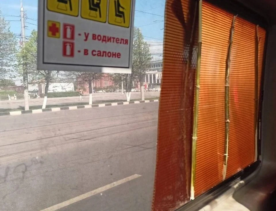 Прокуратура проверила тульского перевозчика, выпустившего на маршрут автобус с доской и палками вместо стекла