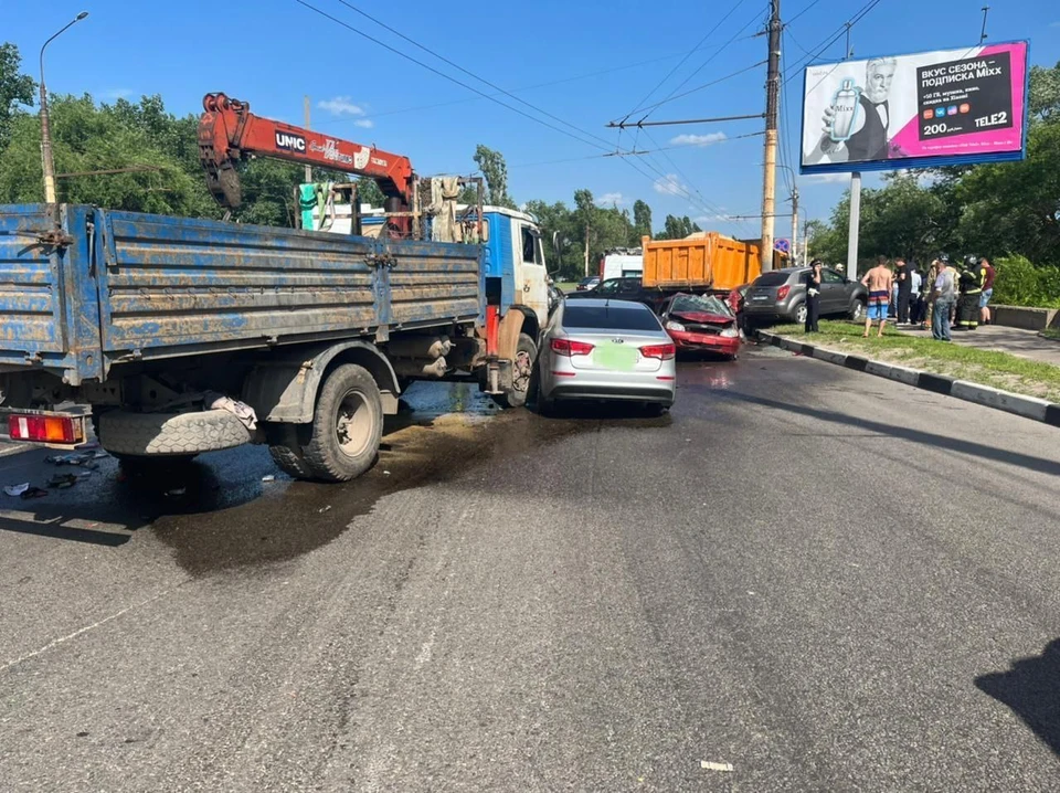 Такая вот куча побитых машин скопилась недалеко от набержной.