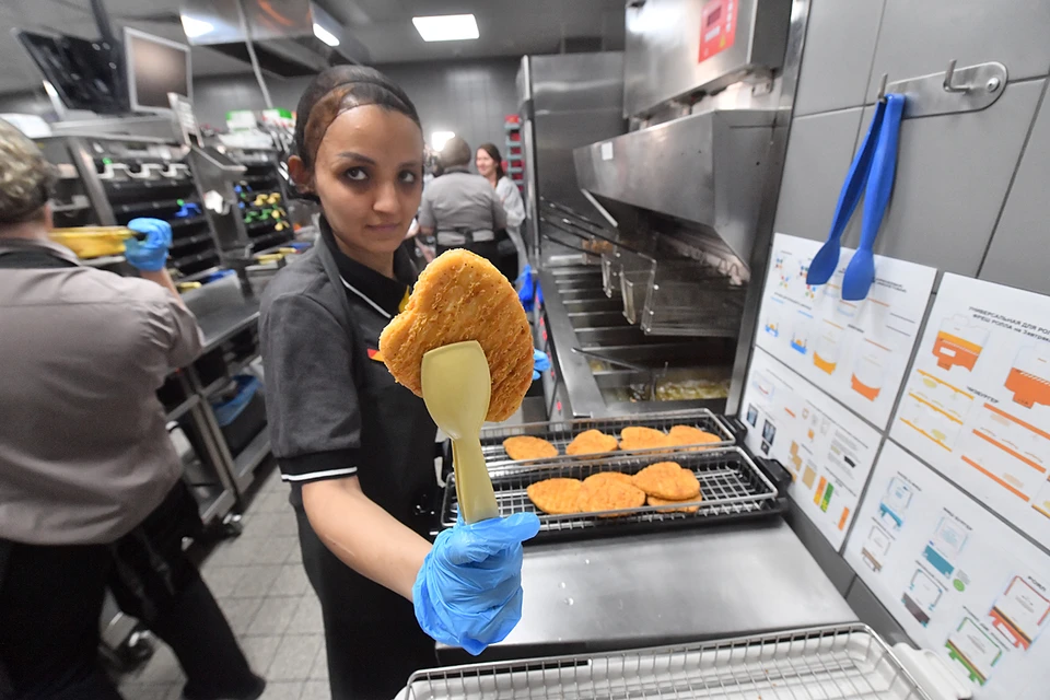 Попробовала бургер и была шокирована»: Откровенный рассказ сотрудницы  «Вкусно и точка» - бывшего «Макдональдса» - KP.RU
